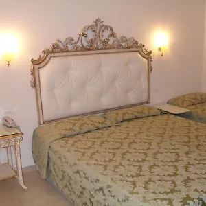 Konukevi Residenza Due Torri Check In Presso Vicolo Cattani 7 ***